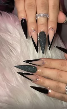 Black Stilleto Nails With Diamonds, Acrylic Nails Stiletto, Stilleto Nails Designs, Black Stiletto Nails, Nails With Glitter, Pointy Nails, Goth Nails, Stiletto Nails Designs