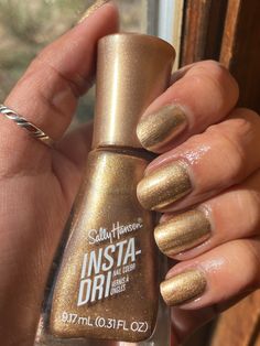 #goforgold#sallyhansen#sallyhanseninstadri#shortnails#naturalnails#goldnails#goldnailpolish#nailpolishswatch#nailpolishlover#nailideas#nailpolishideas Going For Gold, Gold, Color