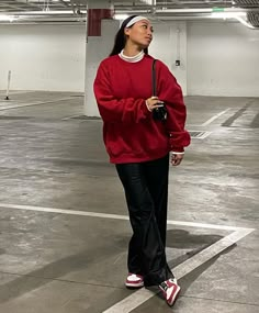 Red Crewneck Outfit, Red Sweatshirt Outfit, Crewneck Outfits, Red Hoodie Outfit, Crewneck Outfit, Trendy Outfit Inspo, Outfits 2000s, Red Sweatshirt, Red Crewneck