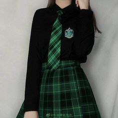 Green Uniform Aesthetic, Slithering Outfits, Slytherin Outfit Uniform, Hogwarts Uniform Slytherin, Slytherin Girl Outfit, Slytherin Uniform Female, Slytherin Outfit Ideas, Slytherin Uniform