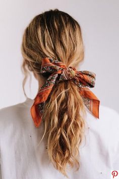 PAÑOLETAS O BANDANA PARA ESTILIZAR TUS PEINADOS EN ESTE 2020 – Guardtrends Tail Scrunchie Hairstyles, Best Hair Accessories, Missionary Aesthetic, Bohemian Short Hair, Head Ribbon, Trendy We Fryzurach, Style Bandana, Hair Scarf Styles, Penteado Cabelo Curto