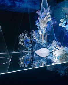 an artistic display with blue and white flowers