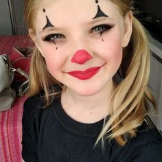 Clown Facepainting Easy, Face Painting Poster Board Ideas, Kids Halloween Makeup Ideas, Easy Cute Face Painting, Kids Clown Face Paint, Cool Face Paint Ideas Halloween, Clown Face Paint Kids Easy, Cute Clown Makeup For Kids, Cute Clown Face Paint