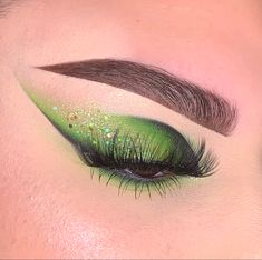 Green Halloween Makeup Looks, Green Skeleton Makeup, High Glam Makeup, Green And Black Makeup Looks, Black And Green Eyeshadow, Green And Black Eye Makeup, Makeup Vert, Green And Black Makeup, Makeup Looks Green