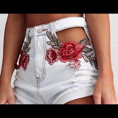 Rose Embroidered White High Waist Denim Shorts Small Waist Measures 24 Inches Medium Waist Measures 26 Inches Jeans Trend, Embroidered Denim Shorts, Casual Denim Shorts, Mode Tips, Mode Hippie, Rocker Girl, Embellished Shorts, Embellished Denim, Embellished Jeans