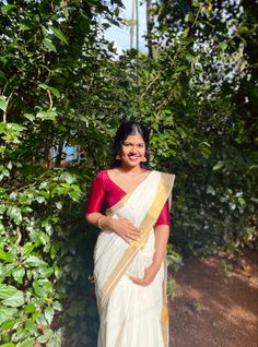 Onam Saree Poses At Home, Simple Onam Saree Look, Onam Saree Aesthetic, Tamil Saree Style, South Indian White Saree Look, Onam Saree Looks, Onam Saree Poses, South Indian Look Simple, Set Saree Blouse Designs Kerala