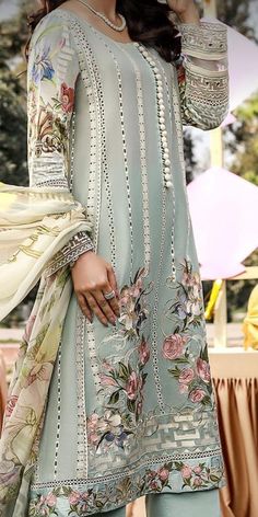 Floral Kurtis, Kurti 2023, Video Embroidery, Eid Outfit Ideas, Stephen Sprouse, Lace Suit, Latest Dress Design, Long Kurti Designs, Myanmar Dress Design