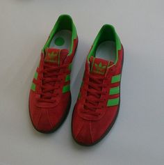 ONE OF MY ALL TIME FAVOURITES - COLLEGIATE RED/GREEN HAMBURGS ON DISPLAY AT THE ADIDAS EXHIBITION, MANCHESTER, NOV '14 Retro Adidas, Football Jersey Outfit, Football Casuals, Adidas Retro, Vintage Sneakers, Adidas Gazelle Sneaker, Diy Shoes