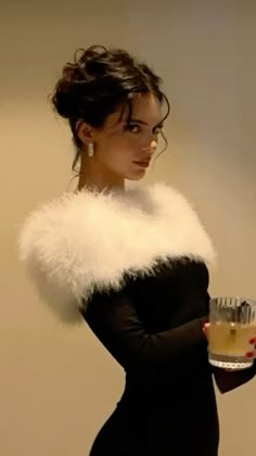 Kendall Jenner Peinados, Female Interview Outfit, Sultry Hairstyles, Kendall Jenner Hairstyles, Met Gala Hair, Kendall Jenner Hair, Classy Hairstyles, Dress Hairstyles, Formal Hairstyles