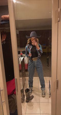 Old School Country Outfits, Rodeo Outfits With Flannel, Retro Country Aesthetic Outfits, Western Jumper Outfit, Country Outfit With Sneakers, Western Slacks Outfit, Retro Western Aesthetic Outfits