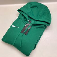 A Closet Staple, The Nike Sportswear Club Fleece Pullover Hoodie Combines Classic Style With The Soft Comfort Of Fleece. Knit Fabric Feels Soft And Comfortable. Premium Brushed-Back Fleece Interior Feels Soft And Warm With This Sweatshirt. Elastic Cuffs And Hem. Standard Fit For A Relaxed, Easy Feel. 80-82% Cotton/18-20% Polyester. Hood Lining: 100% Cotton. Green Sporty Hoodie With Ribbed Cuffs, Nike Long Sleeve Hoodie For Sports Events, Green Drawstring Hood Sweats For Sports, Nike Sweatshirt With Kangaroo Pocket For Sports, Green Fleece Sports Top, Nike Casual Sweatshirt For Sports Events, Nike Green Athleisure Hoodie, Green Sportswear Hoodie With Ribbed Cuffs, Casual Nike Sweatshirt For Sports Events