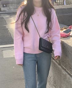 Girly Outfits Pink Aesthetic, Pink Sweater Outfit Aesthetic, Pink Casual Outfit, Light Pink Jeans, Looks Kate Middleton, Light Pink Cardigan, Yoga Daily, Winter Fashion Outfits Casual