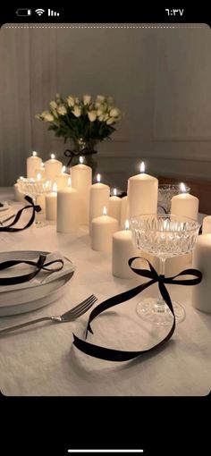 Bridal Shower Decorations Restaurant, Black And White Aesthetic Party Decor, Simple Birthday Dinner Decor, Engagement Dinner Ideas Decor, Black And White 25th Birthday Party, Birthday Party White Theme, Black White Tablescape, Sweet 16 Party Ideas White, 21st Birthday Table Setting Ideas