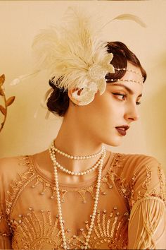 Roar back 100 years to unprecedented golden 20s with this headband, which perfectly create an elegant and sophisticated Gatsby style. Features: High quality crystal, beads and feather Adjustable ribbon band Gold rhinestones chain Flower sequin decoration Flapper Costume Ideas, 1920s Hair Accessories, Look Gatsby, Roaring Twenties Party, Flapper Outfit, 1920s Accessories, Flapper Accessories, Gatsby Headpiece, Flapper Party