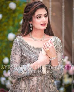 Bindi Hairstyles Open Hair, Hairstyles For Shadi Function, Which Necklace For Which Neckline, Jora Hairstyle Pakistani, Side Partition Hairstyles Indian, Open Hair Hairstyles Wedding Indian, Side Partition Hairstyles Indian Wedding, Open Hairstyles Straight Hair, Open Hair Bridal Look