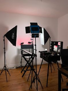 Backdrop For Makeup Studio, Mua Room Decor, Make Up Artist Station, Makeup Artist Space, Make Up Corner Design, Makeup Artist Backdrop, Makeup Lighting Setup, Makeup Room Decor Salon, Modern Makeup Studio