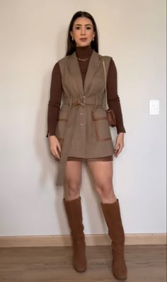 Brown Leather Dress Outfit, Leather Dress Outfit, Outfit Botas, Brown Leather Dress, London Outfit, Casual Day Outfits, Looks Street Style