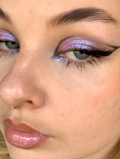 Lilac Eyeliner, Lilac Makeup Look, Cool Eyeliner Looks, Lilac Makeup, Rock Makeup, Funky Makeup, Shimmer Eye Makeup, Cute Eye Makeup, Face Art Makeup