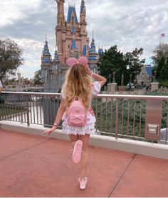 Preppy Disneyland, Disney Preppy, Disneyworld Aesthetic, Disney World Aesthetic, Disney Poses, Disney Trip Outfits, Disney Lifestyle, Cute Disney Outfits