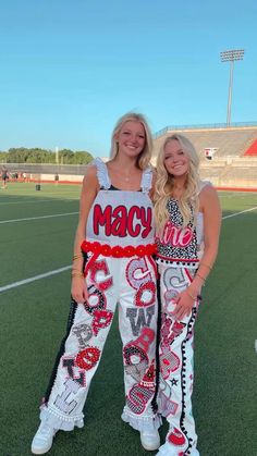 🔗 to senior overalls! Overall Homecoming Ideas, Senior Overalls Ideas, School Spirit Outfit, Senior Painted Jeans, Football Season Outfits, Painted Overalls, Senior Year Things, Senior Year Fun