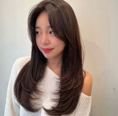 amazing korean mode Korean Layered Haircut With Bangs, Korean Butterfly Haircut, Korean Haircut Long Layered Hair, Japanese Haircut Long, Korean Haircuts For Women, Korean Long Layered Haircut, Korean Haircut Women, Cutesy Hairstyles