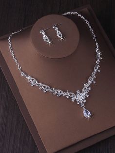 Collar     Embellished Jewelry Design For Wedding, Bridal Necklace Silver, Aesthetic Wedding Jewelry, Necklaces For The Bride, Sweet 15 Jewelry, Diamond Bridal Necklace Sets, Aesthetic Diamond Jewelry, Diamond Earrings And Necklace Set, Wedding Jewelry Gold Set