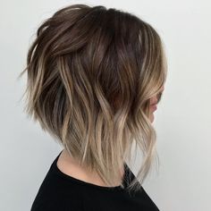 Inverted Hairstyles, Short Wavy Hairstyles For Women, Haircut 2020, Fashion Hairstyles, Coloured Hair, Wavy Hairstyles, Bob Hairstyles For Fine Hair, Short Layered Haircuts, Short Wavy Hair