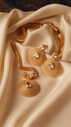 Discover the latest gold jewelry trends and how to wear them! From necklaces to bracelets, see what's trending in 2024. #GoldJewelry #JewelryTrends #LuxuryStyle Latest Gold Jewellery, Trends For 2024