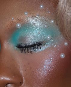 Mermaid Aesthetic Costume, Cute Mermaid Makeup, Zombie Mermaid Makeup, Mermaid Hair And Makeup, Mermaid Hair For Halloween, Bubble Makeup Look, Mermaid Theme Makeup, Lagoona Outfit Inspiration, Winter Mermaid Outfit