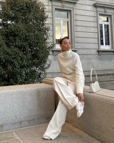 Cream Classy Outfit, New Year’s Day Casual Outfit, Cream Monochromatic Outfit, Monochromatic Outfit Cream, Modest Luxury Fashion, Elegant Outfit Classy Fashion Styles, White Autumn Outfit, All White Outfit Winter, Trendy Sweater Outfits