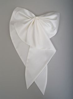 Eve Detachable Wedding Dress Bow Wedding Bow Bridal Bow - Etsy Ukraine Elegant White Bow With Ribbon, Elegant White Ribbon Bow, Elegant Bridal Accessories With Satin Bow, Elegant Cream Bow With Ribbon Detail, Elegant Cream Bow With Ribbon, Formal White Bow, Fitted Satin Bow For Wedding, Cream Satin Bow For Wedding, White Satin Bow For Evening