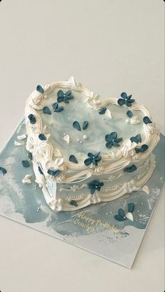 Aesthetic Cute Cake Ideas, Aesthetic Cake Designs Cute, Skz Cake Design, Kpop Cakes Ideas, Sweet Seventeen Cake, Seventeen Cake Ideas, Kpop Bday Cake, Enhypen Cake Design, Kpop Cake Design