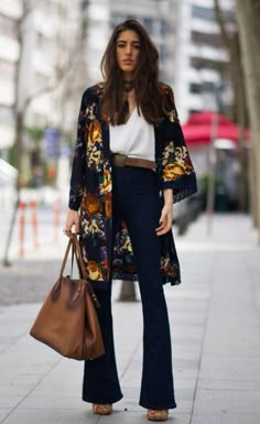 La forma más sencilla de refrescar tus jeans y t-shirts Boho Mode, Mode Prints, Mode Inspo, Kimono Fashion