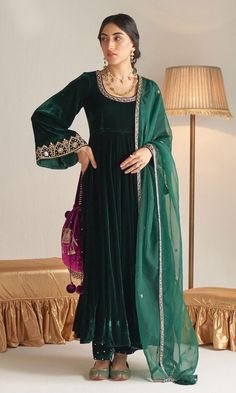 Dies ist ein Party-Outfit / 3-teiliges Outfit. Das Oberteil besteht aus Samt-Anarkali mit Zardozi-Stickerei an Hals und Ärmeln Der Boden ist aus demselben Samtstoff mit Stickerei Dupatta ist Netzstoff mit Spitzenborte und Blumenstickerei. Outfit kann in jede Größe anpassen. Wir senden Ihnen eine Größentabelle, sobald das Kleid reserviert ist. Für weitere Fragen kontaktieren Sie uns bitte. Bollywood Style Velvet Traditional Wear For Eid, Festive Velvet Party Dress, Velvet Traditional Wear With Dabka Work For Eid, Velvet Salwar Kameez For Eid Festivities, Anarkali Style Velvet Lehenga, Eid Velvet Traditional Wear With Dabka Work, Velvet Anarkali Sharara For Wedding, Anarkali Velvet Sharara For Wedding, Eid Velvet Traditional Wear With Dupatta