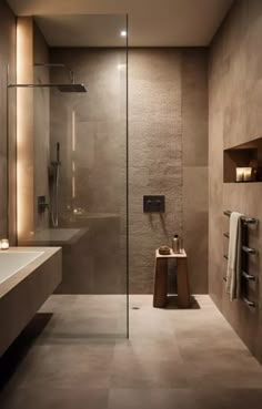 Bathroom Timeless Design, Bathrooms Ideas Modern, Modern Classic Bathroom Design, Hammam Bathroom, Modern Beige Bathroom, Color Schemes Bathroom, Closet Organization Bathroom, Hotel Bathroom Design, Bathroom Artwork Ideas