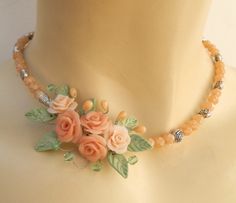 Dough Jewelry, Bridgerton Jewelry, Peach Caramel, Flower Jewellery For Mehndi, Beige Jewelry, Roses Romantic, Flower Jewelry Designs, Dried Flower Jewelry, Polymer Flowers