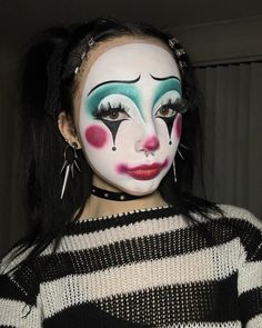 Clown Makeup: 27 Creative and Colorful Ideas for a Fun Transformation Basic Clown Makeup Easy, Hot Clown Makeup Halloween, Jester Makeup Halloween, Clown Makeup Vintage, Creative Makeup Looks Halloween, Victorian Clown Makeup, Halloween Circus Makeup, Alternative Clown Makeup, Clown Eyebrows