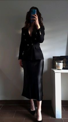 Old Elegant Outfit, Dark Feminine Outfits For Work, Silk Skirt Outfit Formal, Old Money All Black Outfit, Silk Skirt Styling, Old Money Outfits Formal, Elegant Old Money Look, Lawyer Outfit Women Professional Attire, All Black Outfit Formal