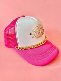 Stylish Embellished One-Size Unisex Adjustable Pink & White Trucker Hat  Etched Outline Sparkle Rhinestone Flower Rose Brooch Pin Embellishment with Thick Textured Gold Chain & Cute Tiny Rose, Skull & Rose Pins . One-of-a-Kind! Great for every day fashion as well as events and photoshoots! Women's Men's Children's Design ** Please Note: NO REFUNDS on this item or any other Tuck accessory! Instagram @tuckbrand  www.tuckbrand.Etsy.com Cowgirl Things, Gucci Cap, Upcycled Accessories, White Trucker Hat, Rock Princess, Hat Diy, Cap Outfit, Rose Skull, Rose Brooch