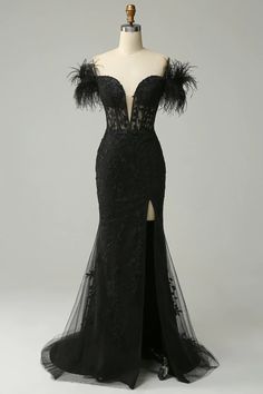 Prom Dress With Feathers, Black Mermaid Prom Dress, Wedding Dress With Feathers, Dress With Feathers, Black And White Outfits, Outfits Concert, Prom Dress Inspo, Black Wedding Dress, Lace Wedding Dress With Sleeves