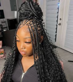 Cornrows With Bundles In Back, Hairstyles Braids With Color, Cute Feed In Braids Styles With Design, Side Part Cornrows Braids, Hairstyle With Natural Hair, Creative Braid Styles, Knotless Box Braids Hairstyles Ideas, Feed In Braids Into Low Bun, Hairstyles Black Girls Braids