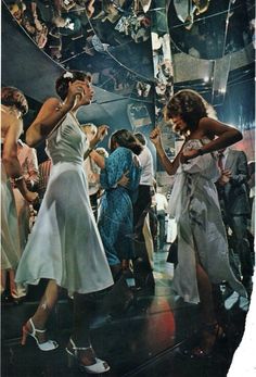 Undated, uncredited shot from Studio 54 - even the colours and the image quality look unreal, like plastic,very much like the era and the club itself. Party Dancing Aesthetic, Moda Disco, Look Disco, 70s Fashion Disco, Musica Disco, Disco 70s, 1970s Disco, Coat Check