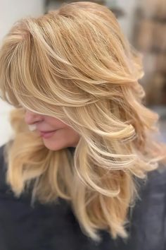 Layered Feathered Hairstyle For Medium Length Hair Feathered Hair With Bangs, Feathered Hairstyles Medium, Modern Mullets, Hairstyle For Medium Length Hair, Hairstyle For Medium Length, Haircut For Big Forehead, Feathered Hair Cut, Long Shag Hairstyles, Feathered Hair