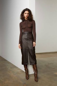 Brown Leather Skirt, Black Leather Skirt, Moda Chic, Elegante Casual, Looks Street Style, Leather Pencil Skirt, Fashion Weeks, Faux Leather Skirt