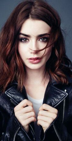 Red hair envy ليلي كولينز, Dark Auburn Hair Color, Dark Auburn Hair, Auburn Balayage, Dark Auburn, Brunette Balayage, Super Hair, Winter Hair Color