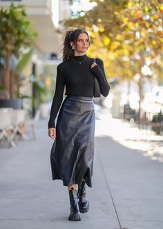 Black Leather Midi Skirt Outfit, Midi Leather Skirt Outfit, Leather Skirt Fall Outfit, Outfit With Leather Skirt, Midi Skirt Fall Outfit, Leather Midi Skirt Outfit, Long Leather Skirt Outfit, Black Leather Skirt Outfit, Midi Rock Outfit