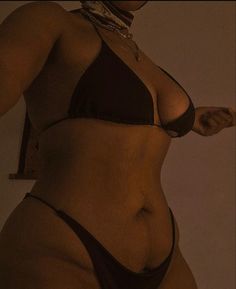 Kat Hernandez, Chubby Girl Outfits, Curvy Body Types, Midsize Outfits, Body Outfit, Inspiration Aesthetic, Vintage Inspiration, Girl Fits, Body Love