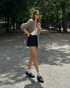 Giovana Schmitz (@gigi_schmiitz) • Instagram photos and videos Fall Skirt Outfits, Loafers For Women Outfit, Fall Skirt, Loafers Outfit, Business Casual Outfits For Work