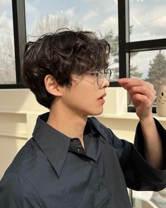 Curly Asian Hair, Korean Wavy Hair, Perm Hair Men, Wavy Perm, Two Block Haircut, ماثيو ماكونهي, Korean Men Hairstyle, Korean Haircut, Men Haircut Curly Hair