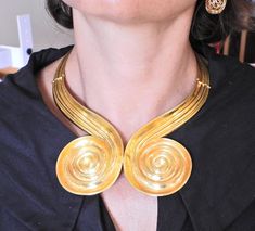 Lalaounis Greece Swirl Motif Gold Collar Necklace - Oak Gem Elegant Gold Swirl Necklace, Goddess Costume Diy, Motifs Design, Gold Collar Necklace, Goddess Costume, Green Photo, Gold Collar, Motif Design, Shiny Things